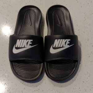 Nike Boys Junior Size 6 Slides Black